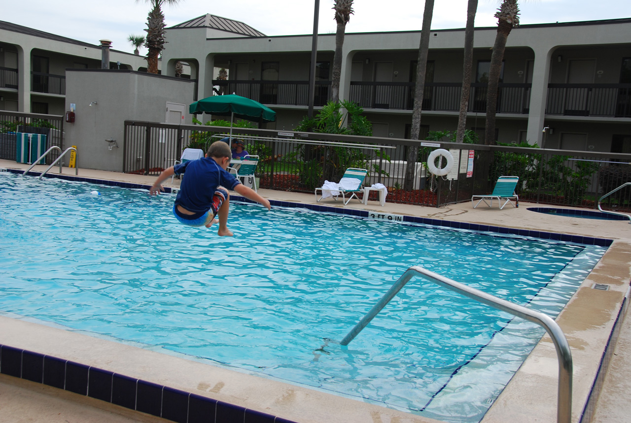 2009-04-05, 023, Pool side at the Hampton, Florida