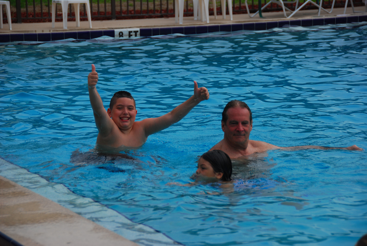 2009-04-05, 024, Pool side at the Hampton, Florida