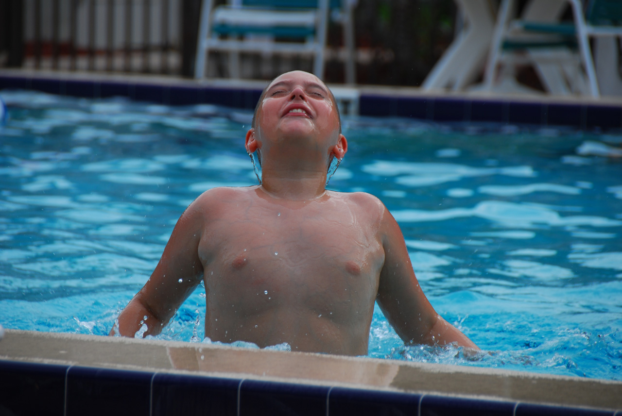 2009-04-05, 025, Pool side at the Hampton, Florida