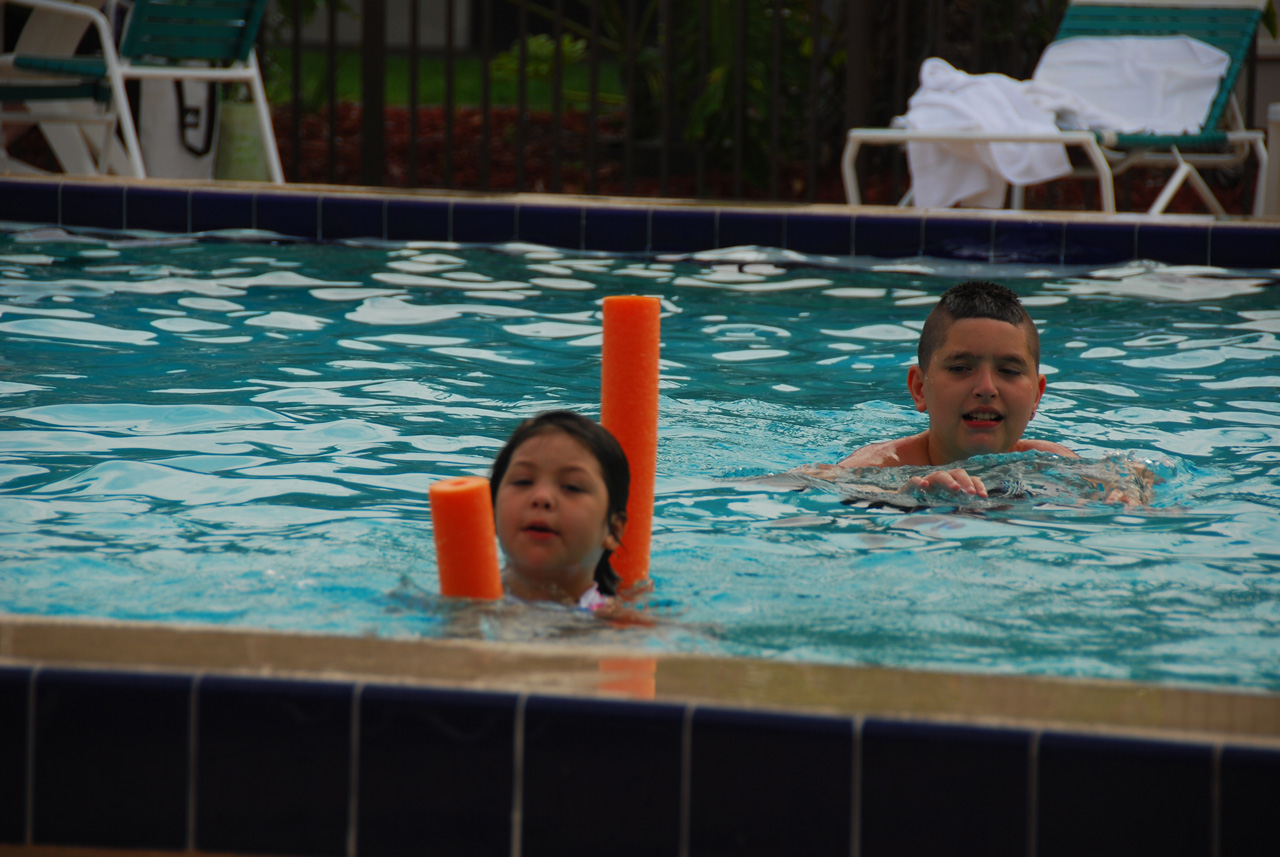 2009-04-05, 026, Pool side at the Hampton, Florida