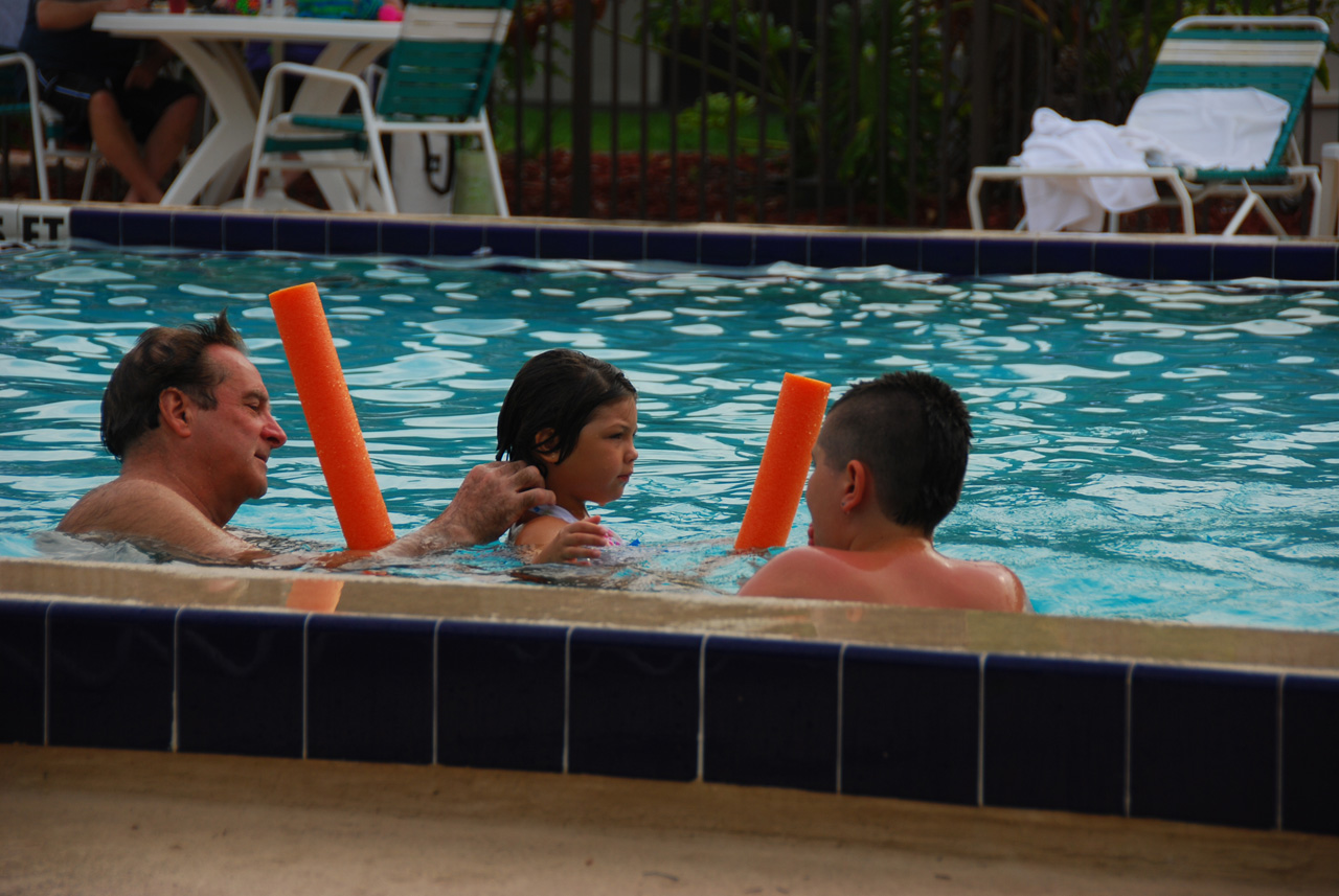 2009-04-05, 027, Pool side at the Hampton, Florida