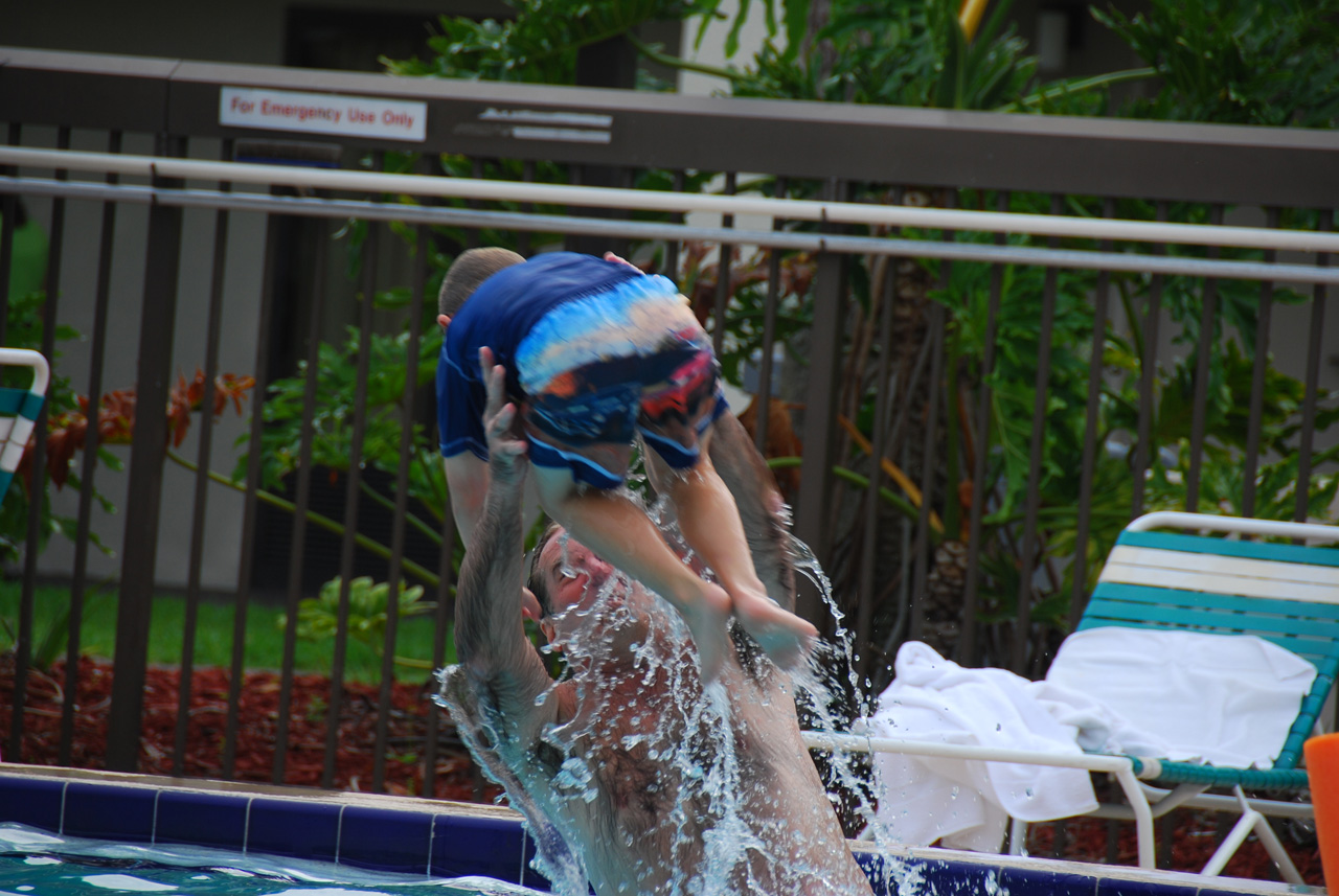 2009-04-05, 028, Pool side at the Hampton, Florida