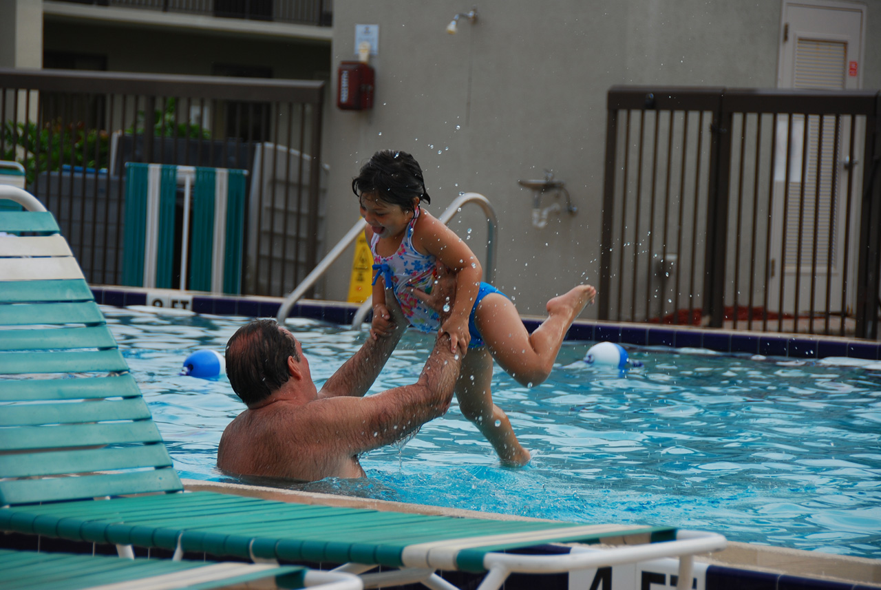 2009-04-05, 029, Pool side at the Hampton, Florida