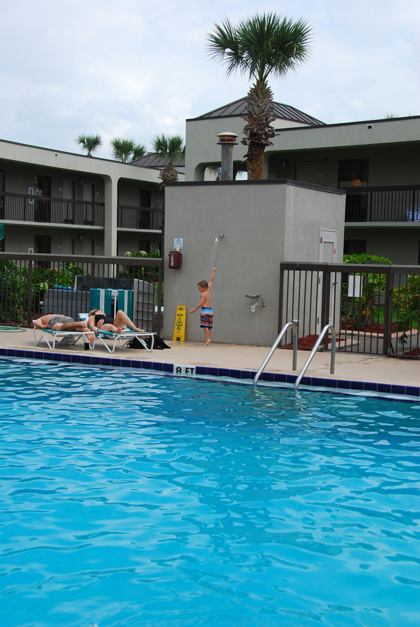 2009-04-05, 030, Pool side at the Hampton, Florida