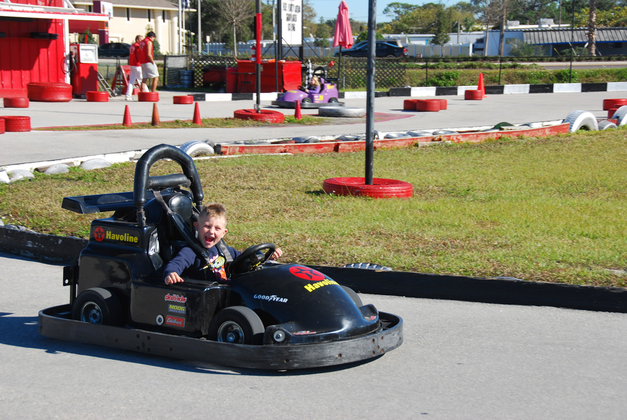 2009-12-29, 034, Connor at the Lil-500, Florida