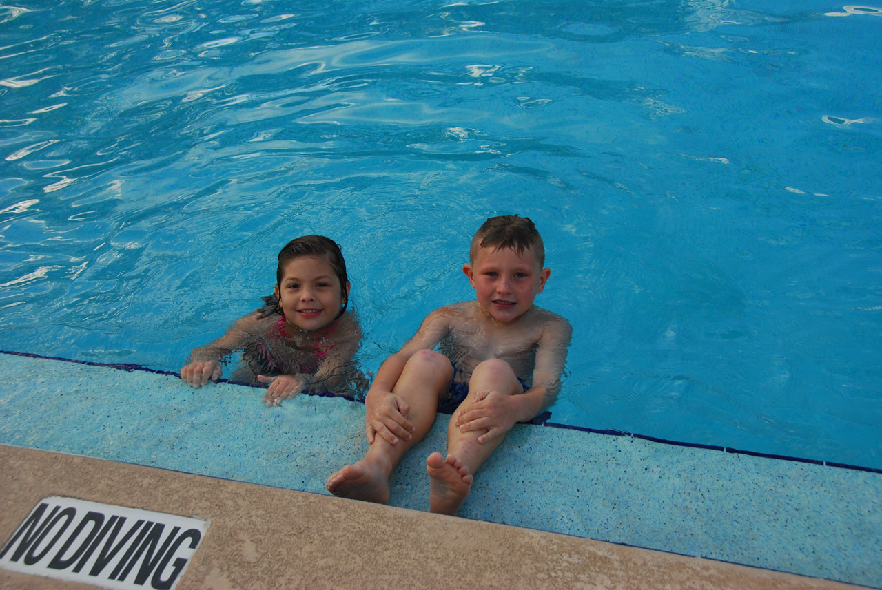 2009-12-30, 100, Kaitlyn and Connor at the Pool, Florida