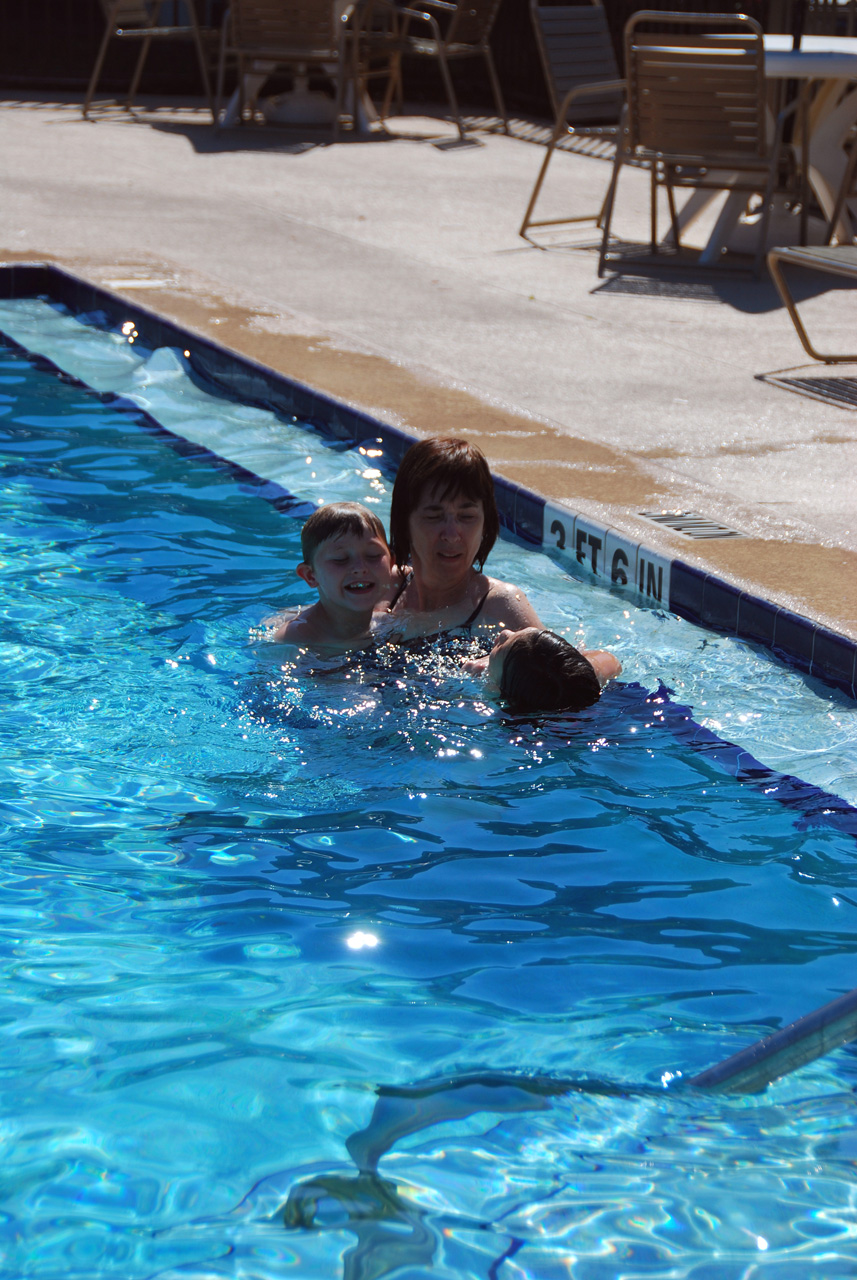 2010-04-02, 011, Linda, Katie and Connor, Florida