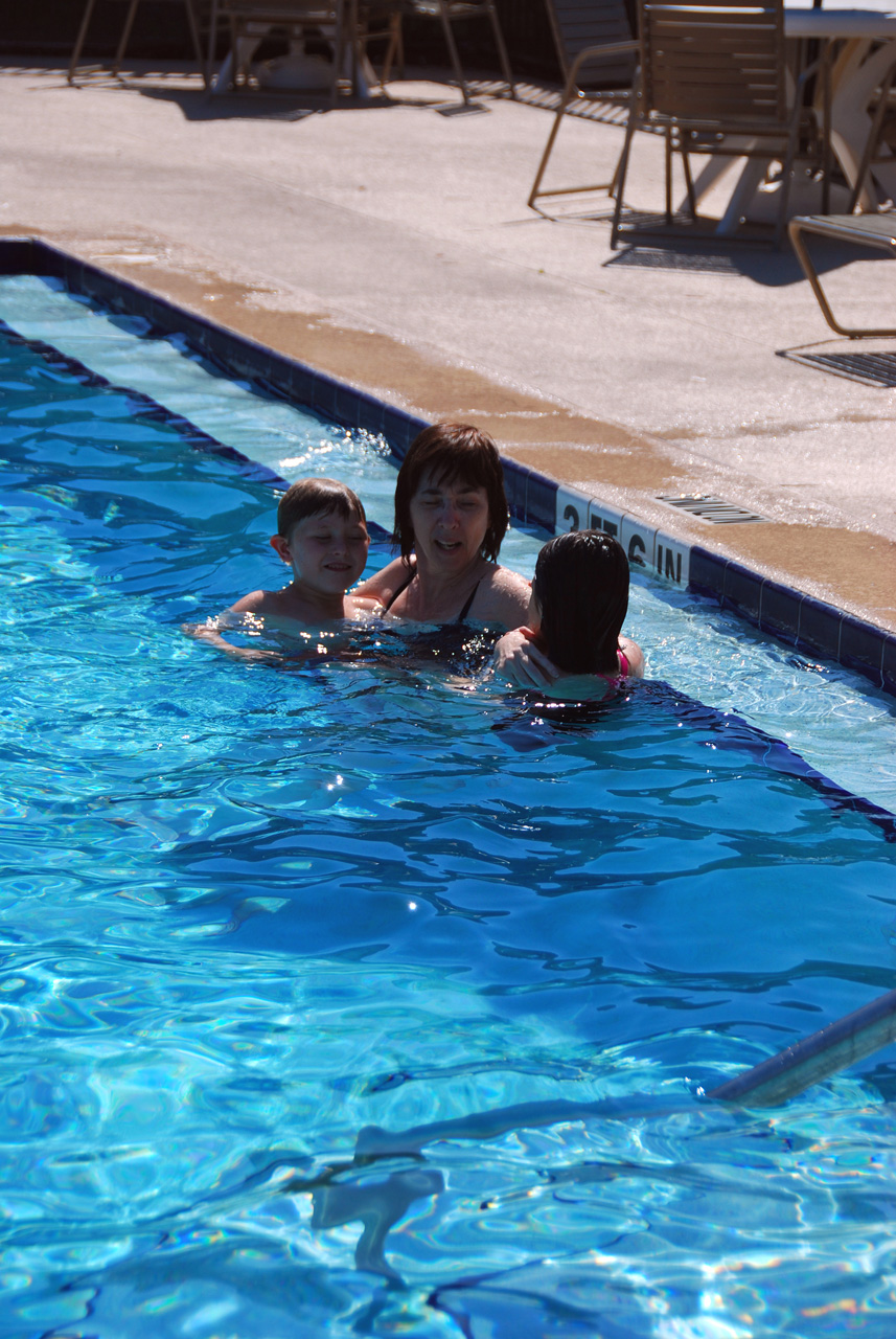 2010-04-02, 012, Linda, Katie and Connor, Florida