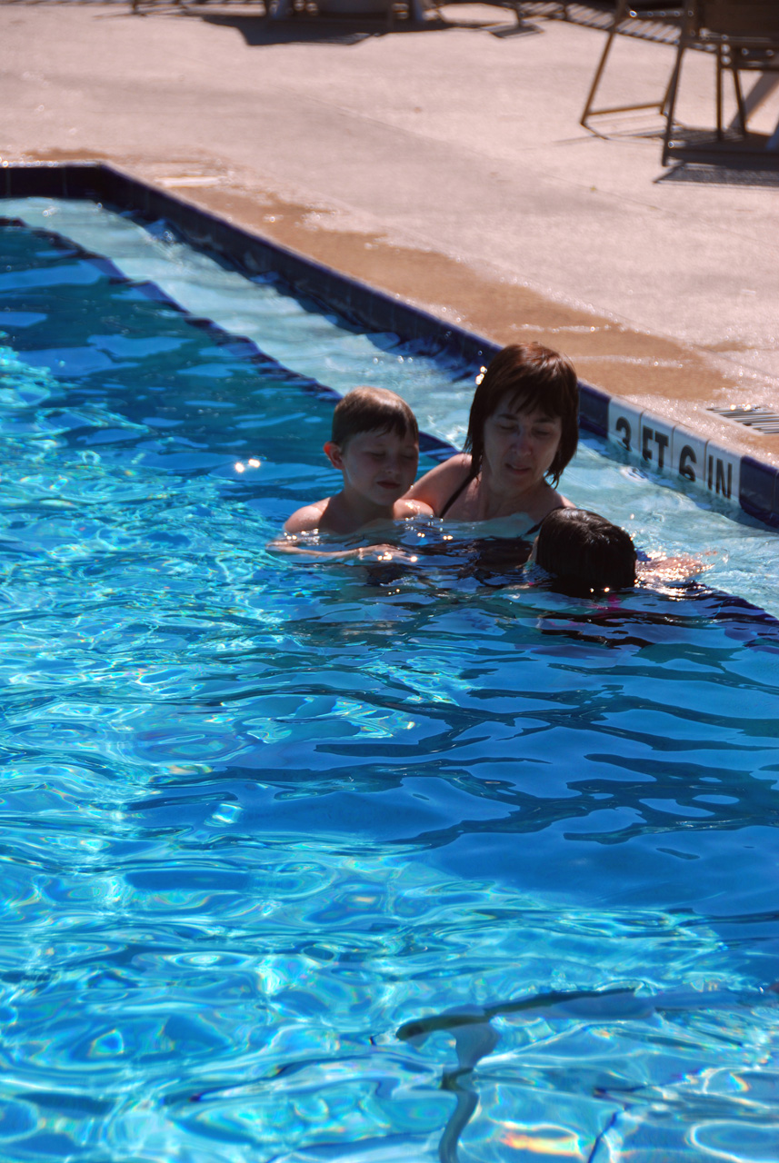 2010-04-02, 013, Linda, Katie and Connor, Florida