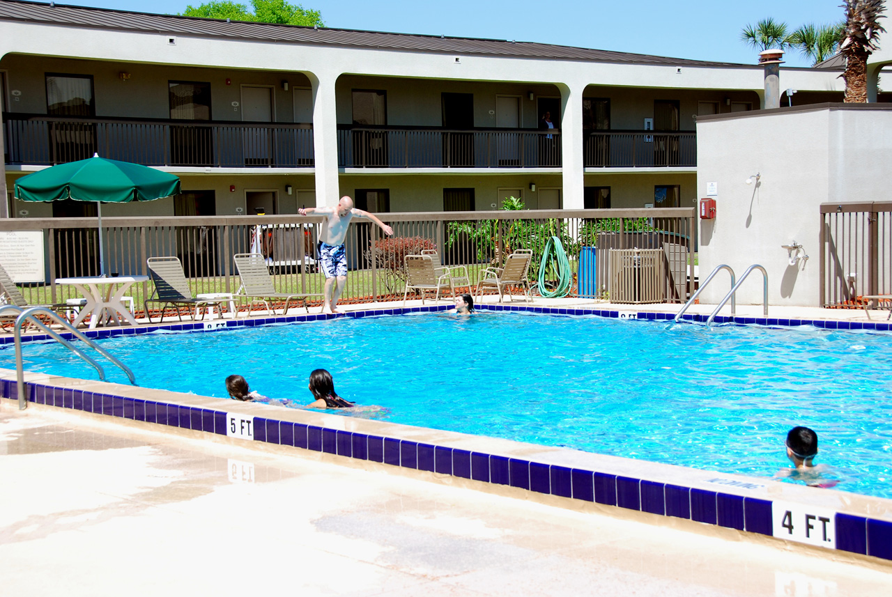 2010-04-09, 002, Family at Hotel Pool, Florida