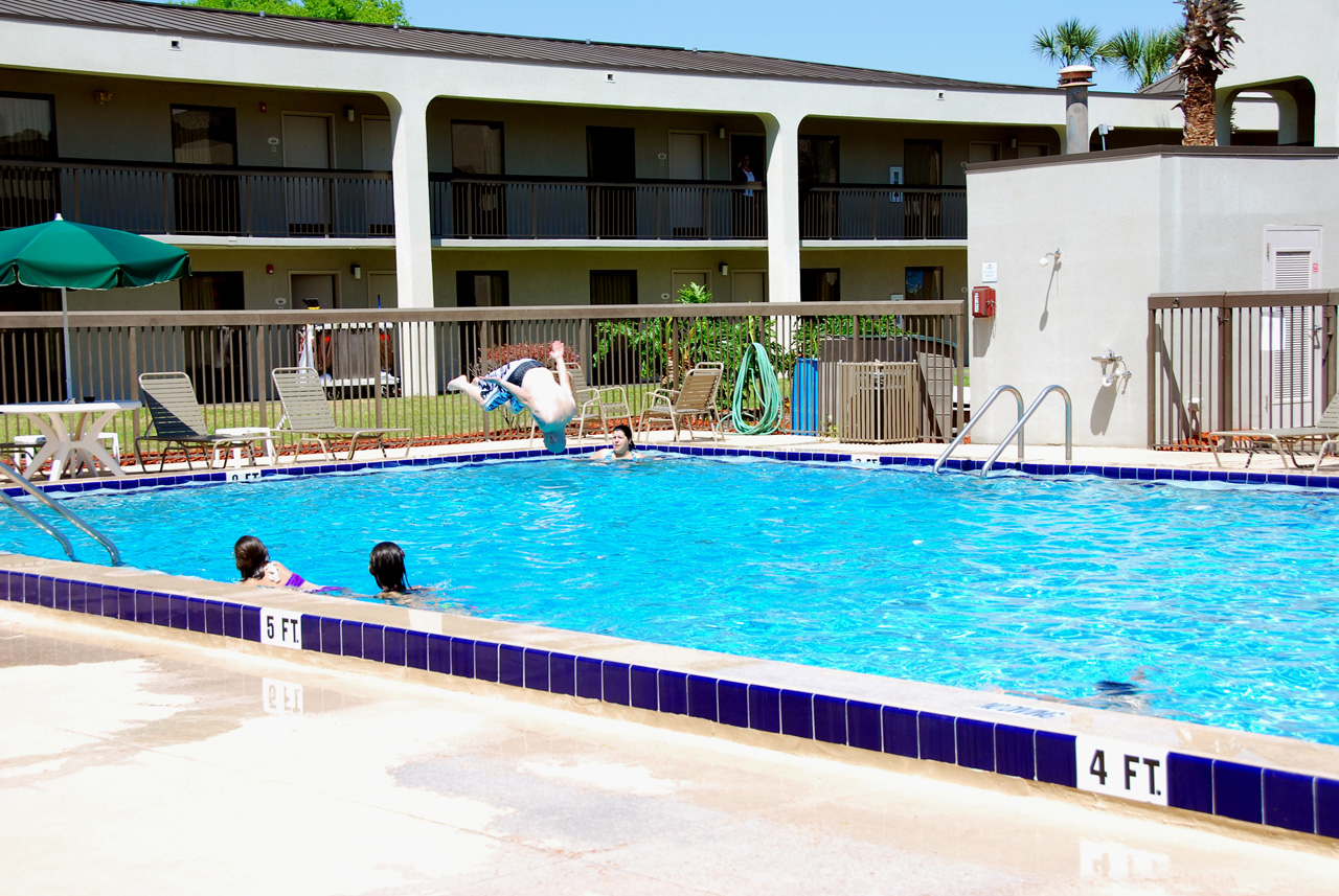 2010-04-09, 003, Family at Hotel Pool, Florida