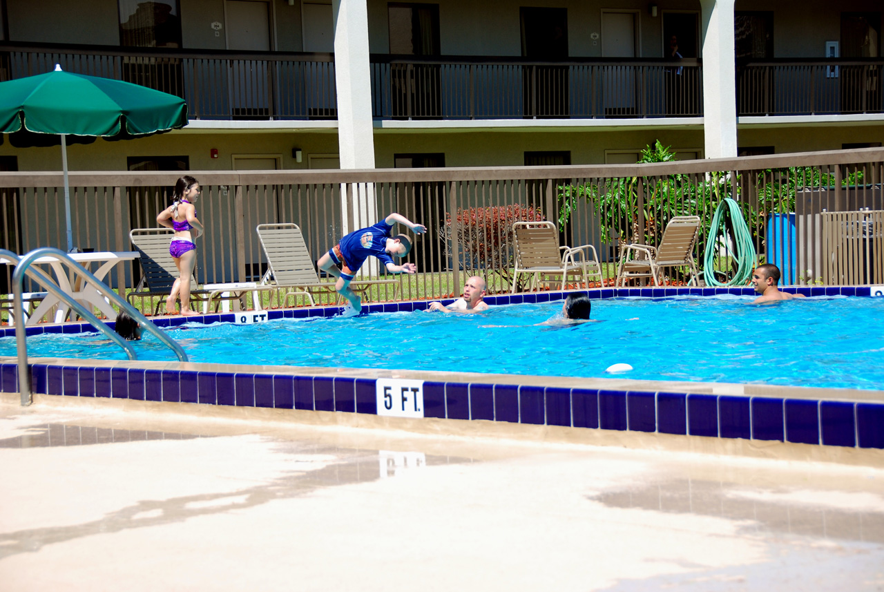 2010-04-09, 012, Family at Hotel Pool, Florida