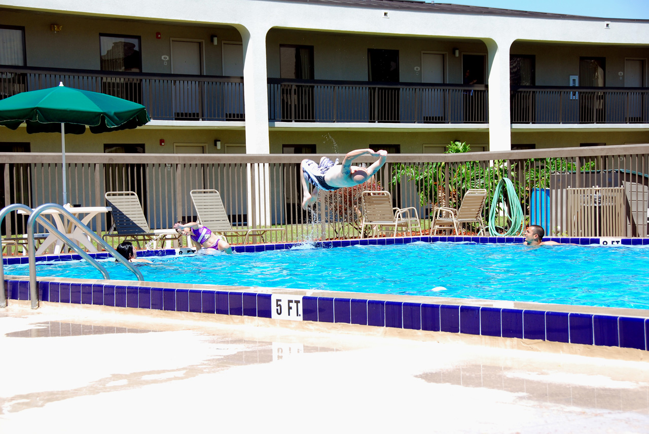 2010-04-09, 014, Family at Hotel Pool, Florida