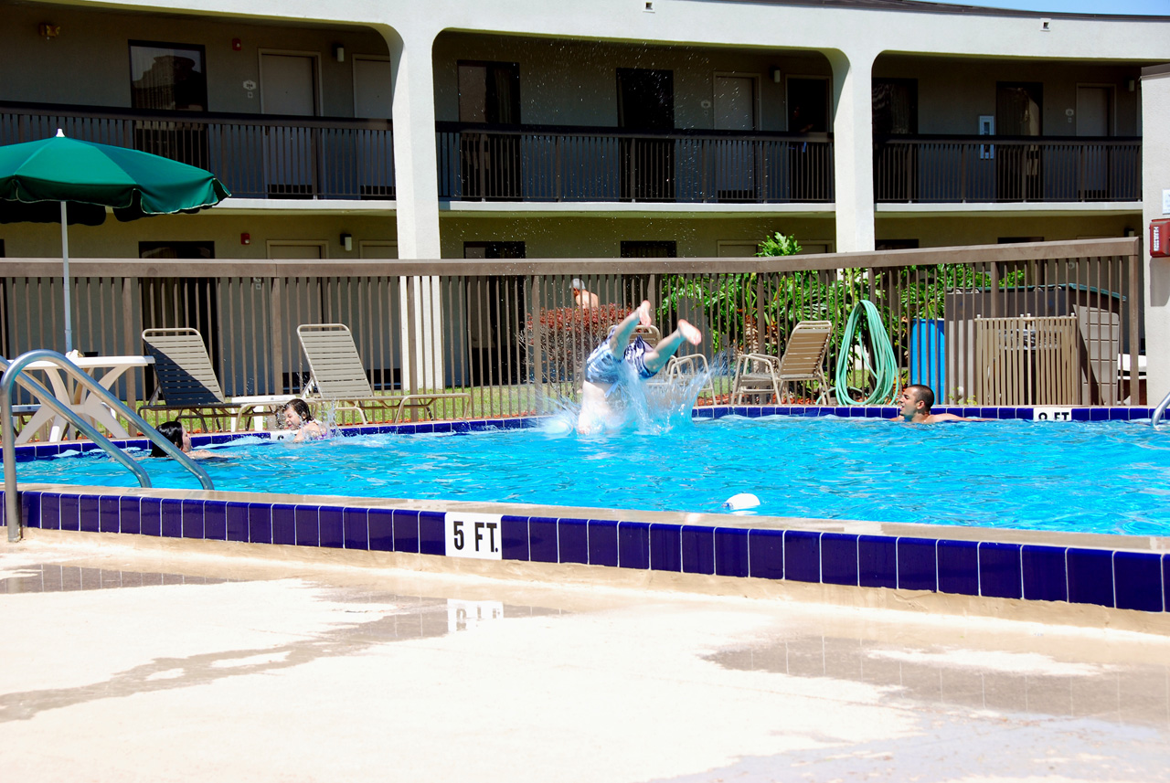 2010-04-09, 015, Family at Hotel Pool, Florida