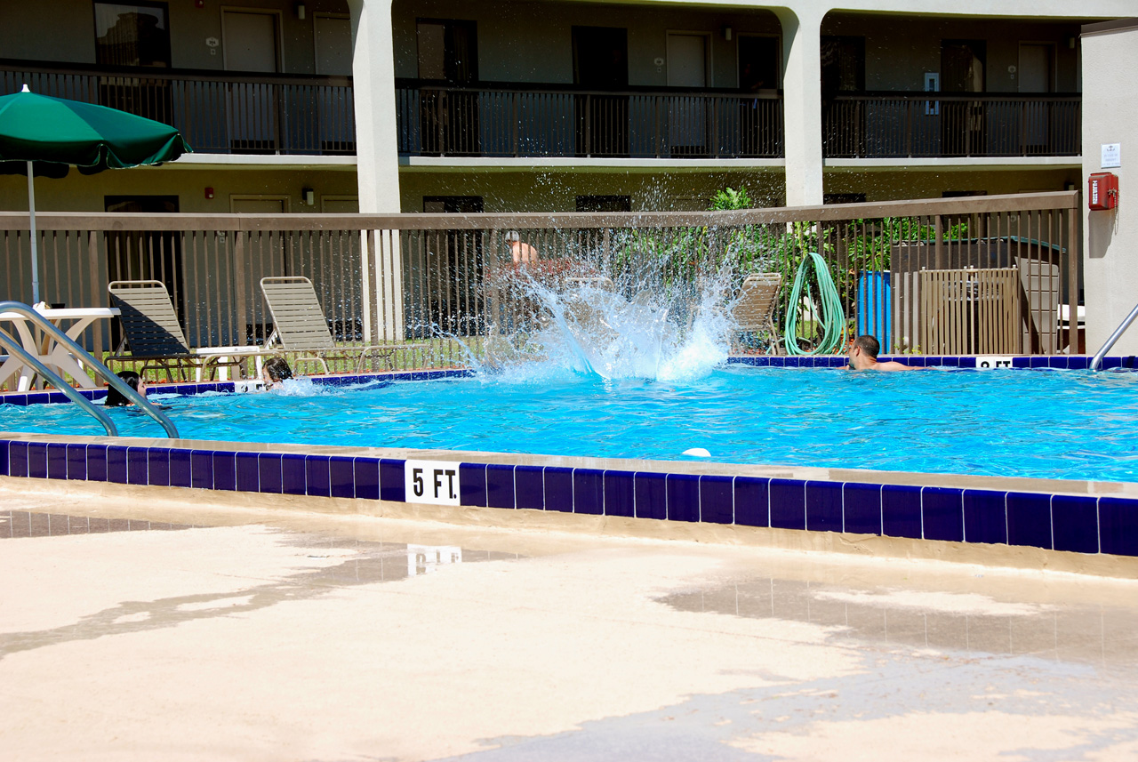 2010-04-09, 016, Family at Hotel Pool, Florida