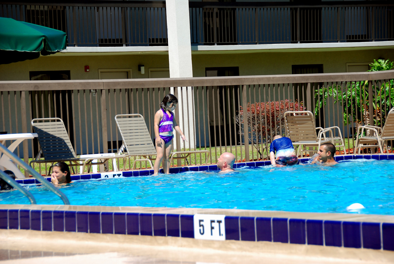 2010-04-09, 017, Family at Hotel Pool, Florida