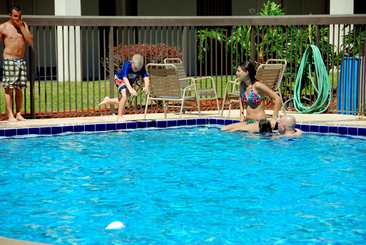 2010-04-09, 018, Family at Hotel Pool, Florida