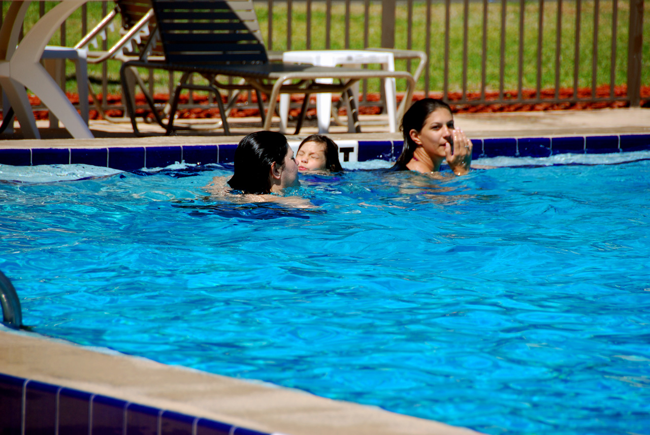 2010-04-09, 019, Family at Hotel Pool, Florida