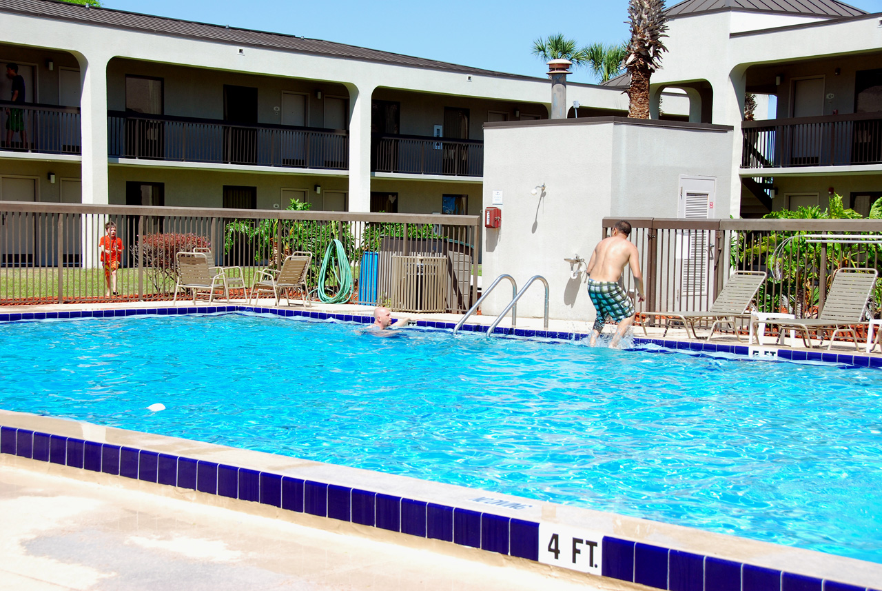 2010-04-09, 021, Family at Hotel Pool, Florida