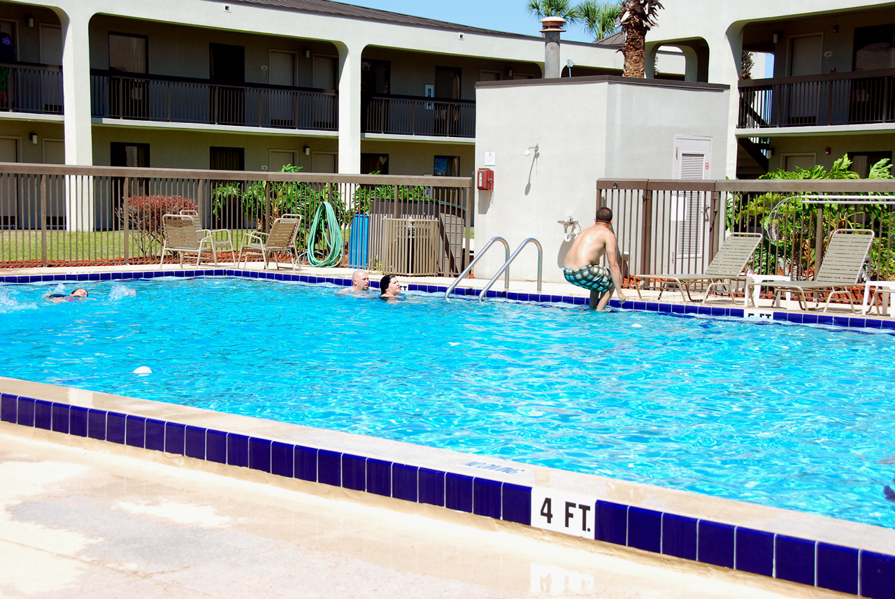 2010-04-09, 022, Family at Hotel Pool, Florida