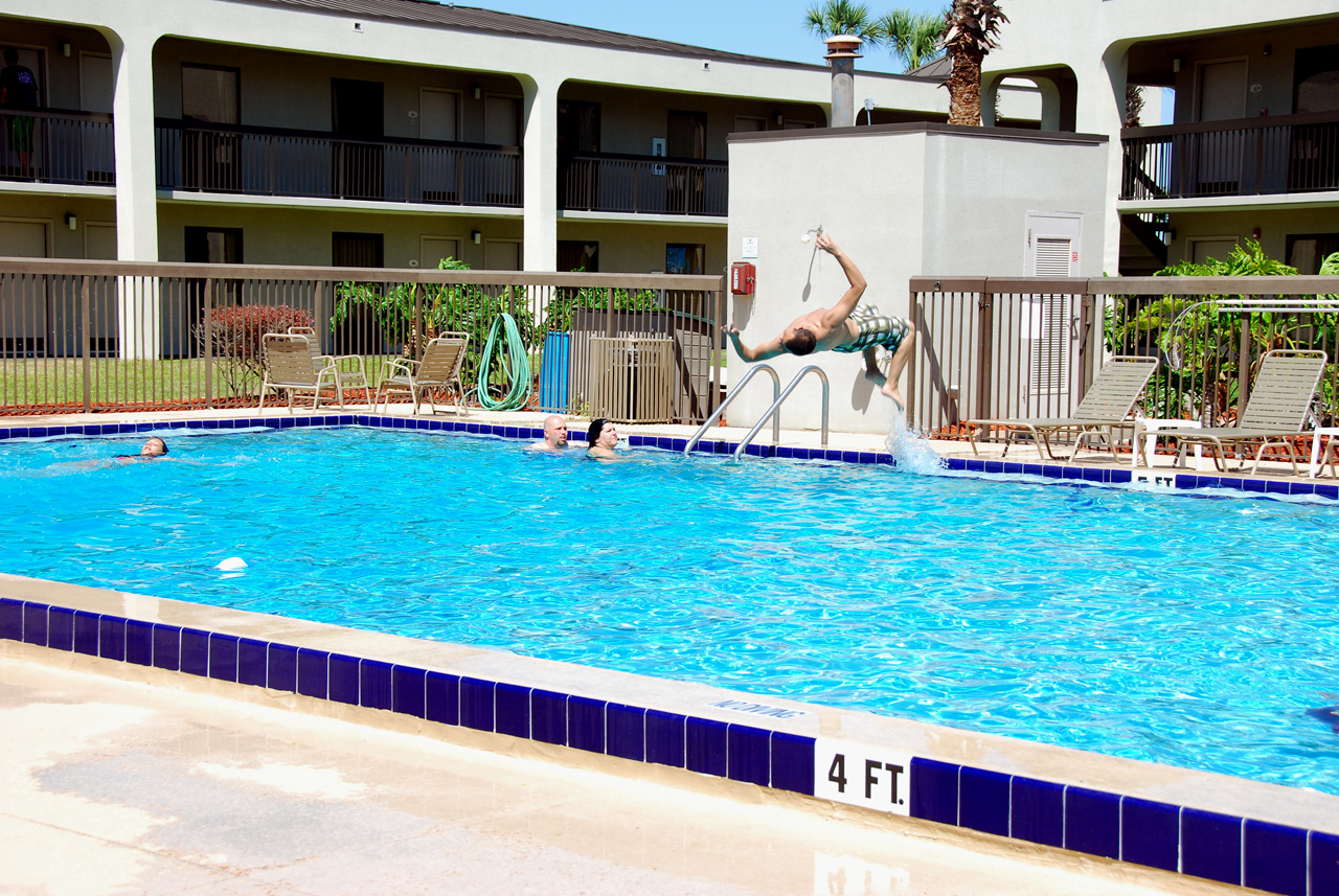 2010-04-09, 023, Family at Hotel Pool, Florida