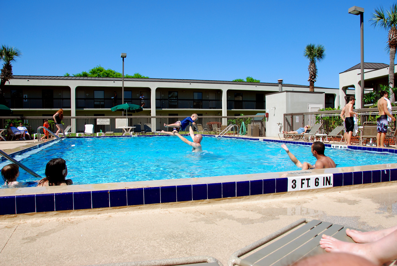 2010-04-09, 029, Family at Hotel Pool, Florida