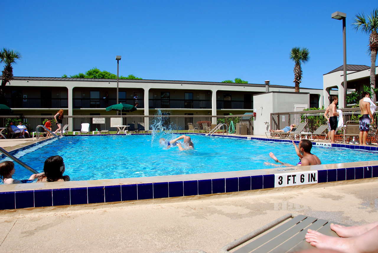 2010-04-09, 030, Family at Hotel Pool, Florida