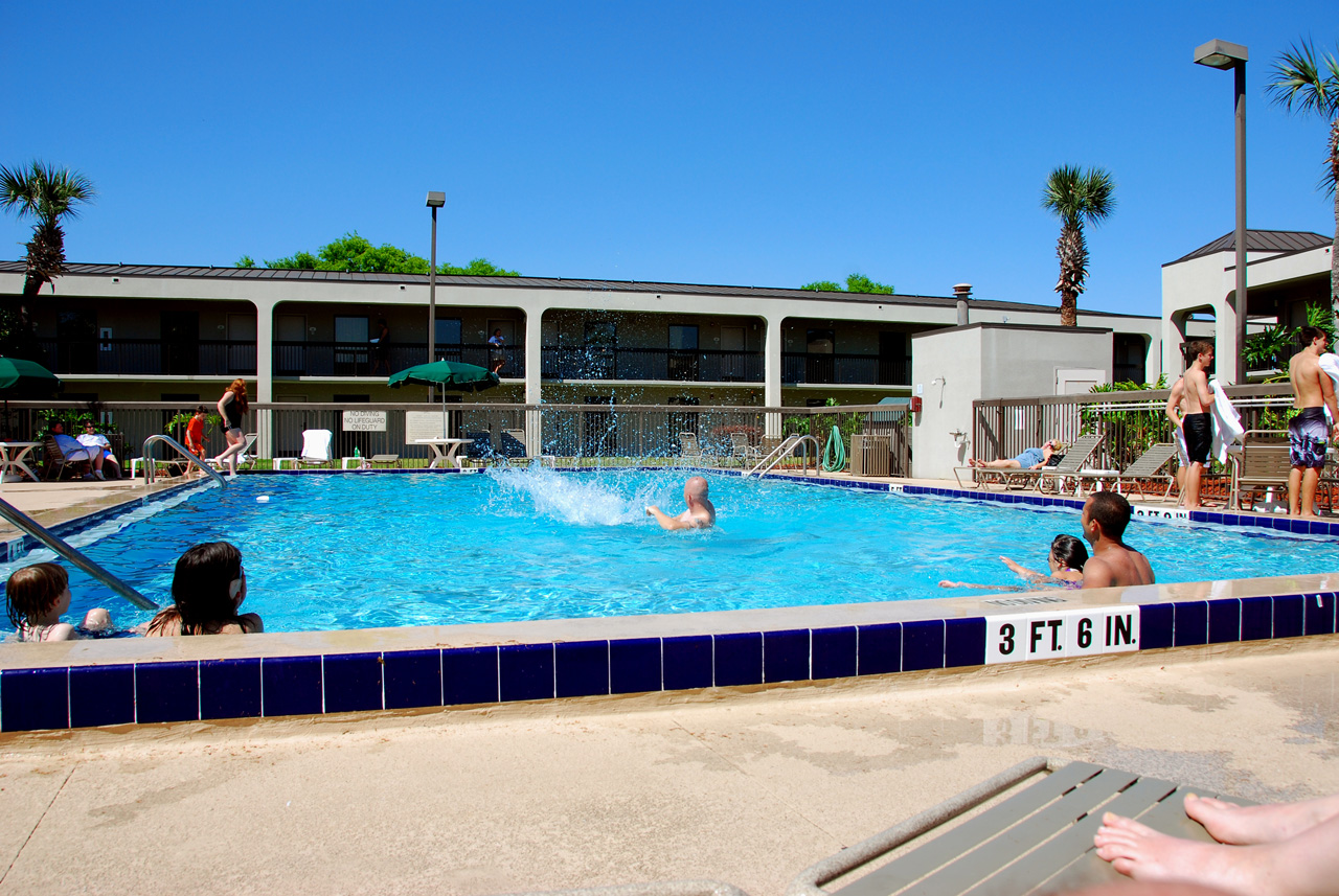 2010-04-09, 031, Family at Hotel Pool, Florida