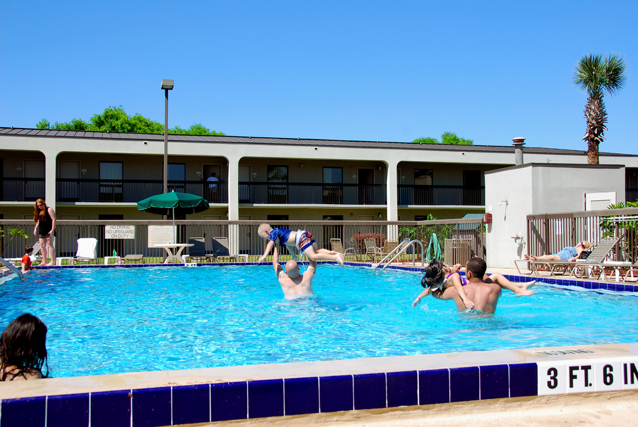 2010-04-09, 035, Family at Hotel Pool, Florida