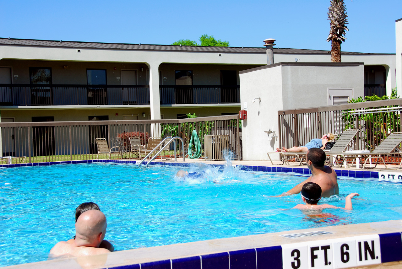 2010-04-09, 041, Family at Hotel Pool, Florida