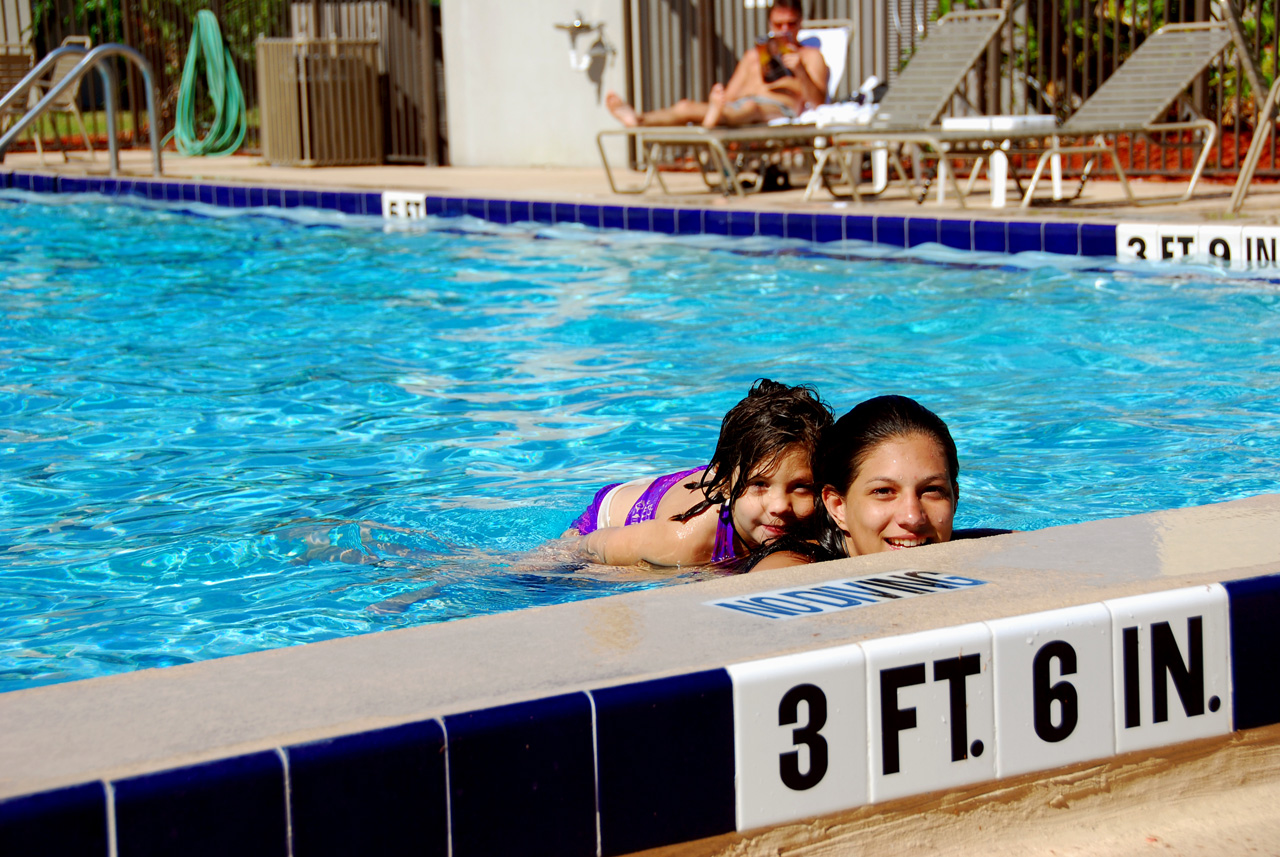 2010-04-09, 042, Family at Hotel Pool, Florida