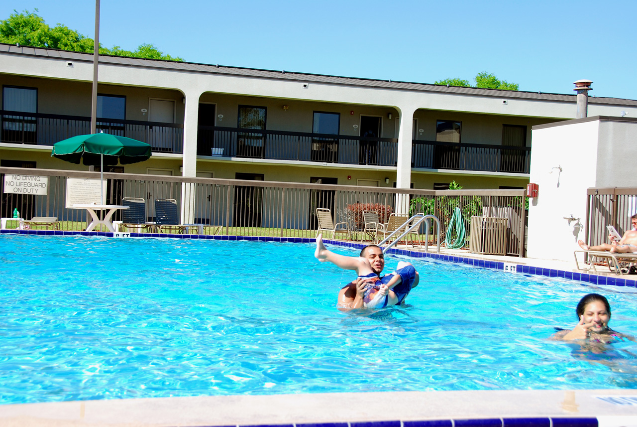 2010-04-09, 043, Family at Hotel Pool, Florida