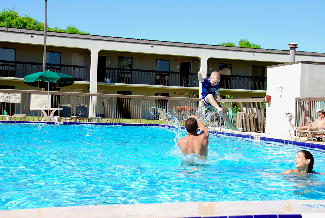 2010-04-09, 045, Family at Hotel Pool, Florida