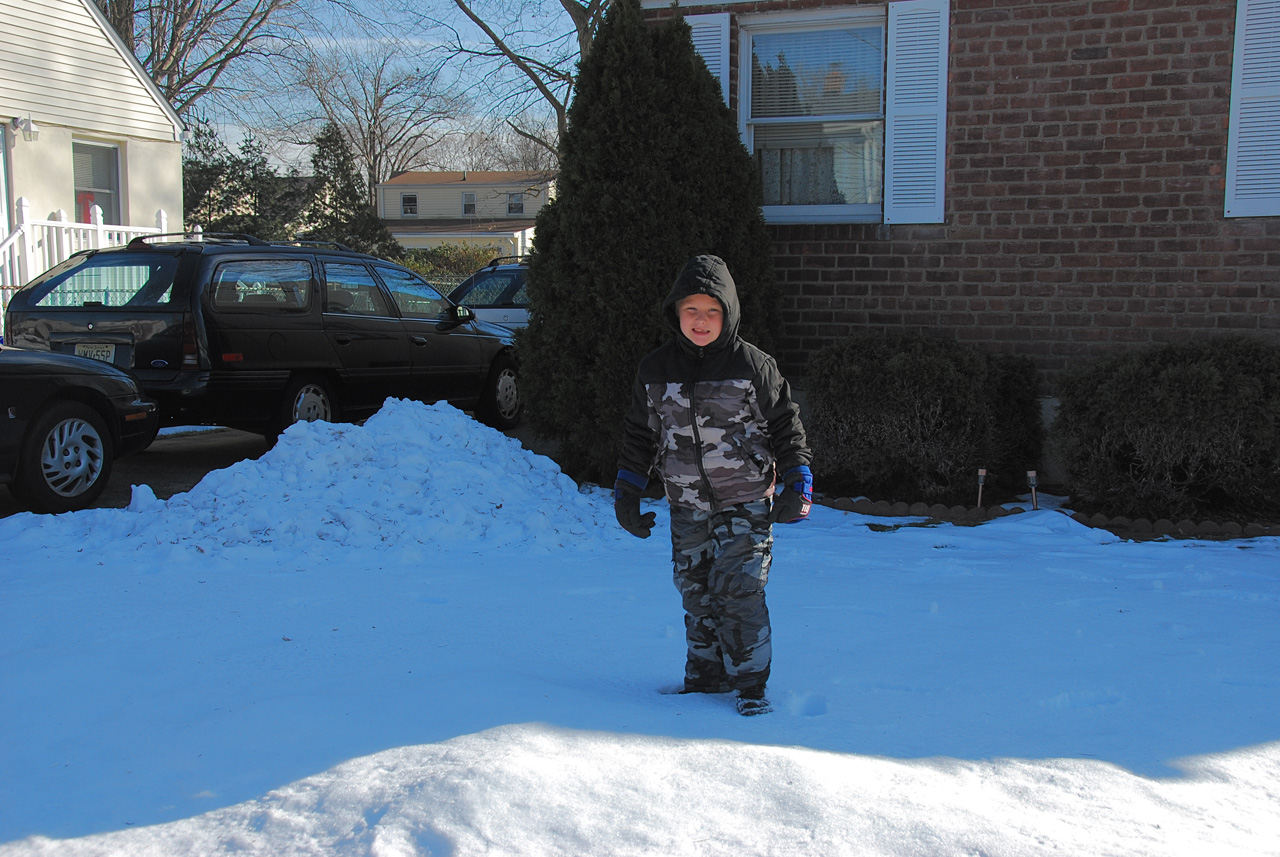 2011-01-07, 008, Connor in the snow, Saddle Brook, NJ