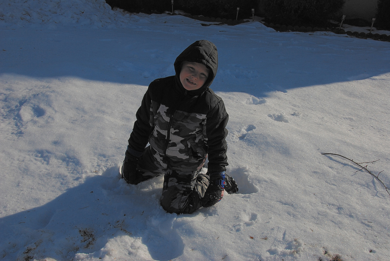 2011-01-07, 010, Connor in the snow, Saddle Brook, NJ