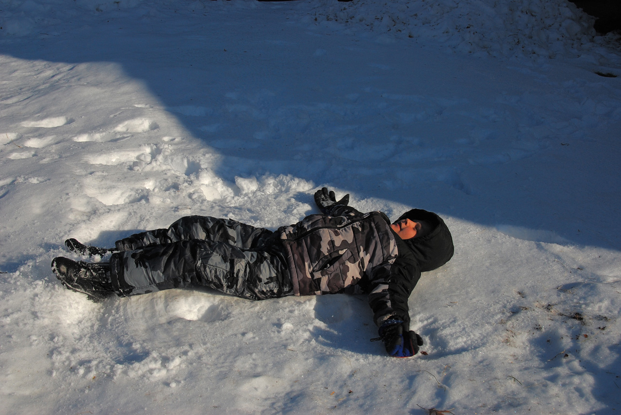 2011-01-07, 012, Connor in the snow, Saddle Brook, NJ