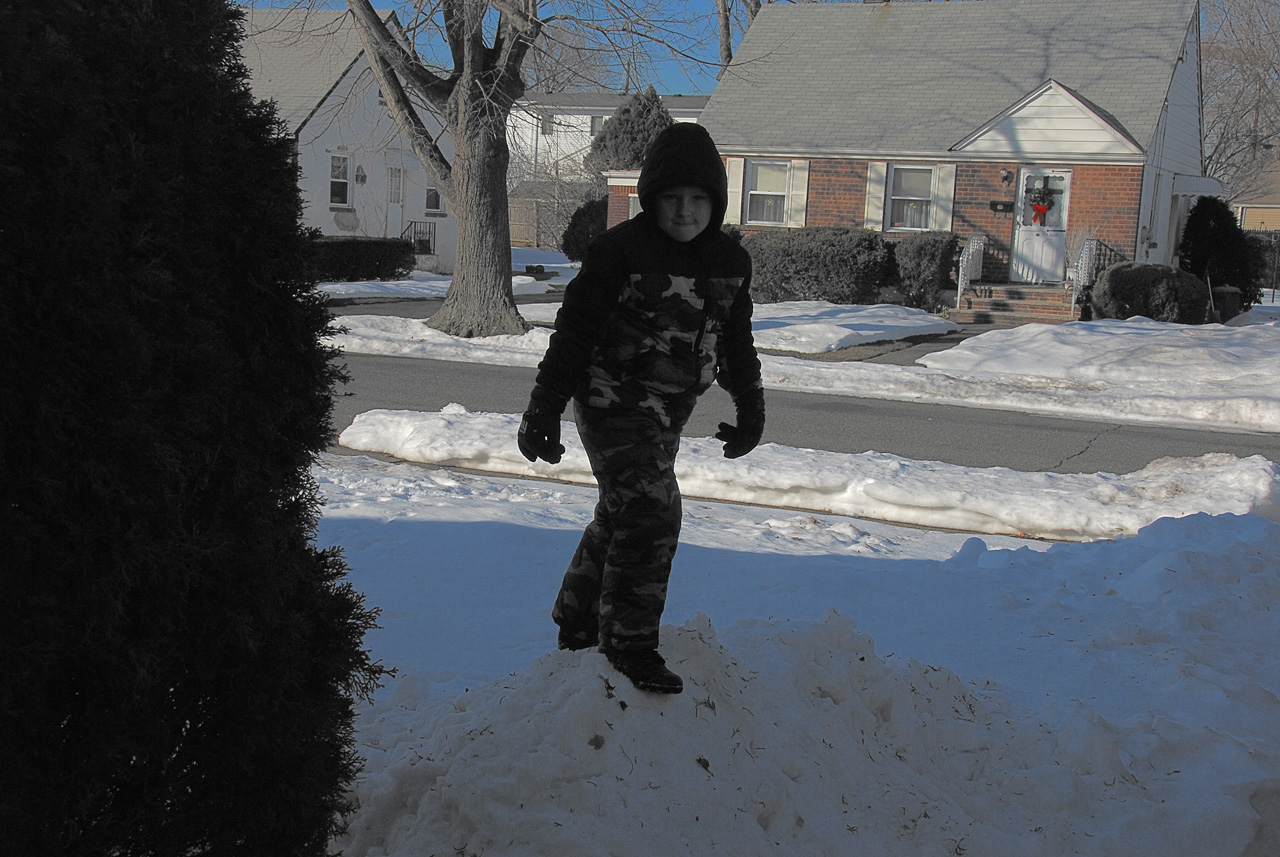 2011-01-07, 016, Connor in the snow, Saddle Brook, NJ