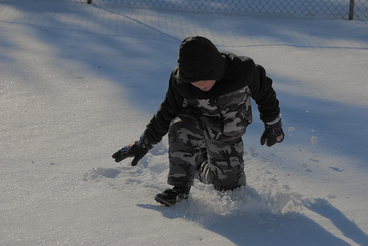 2011-01-07, 024, Connor in the snow, Saddle Brook, NJ