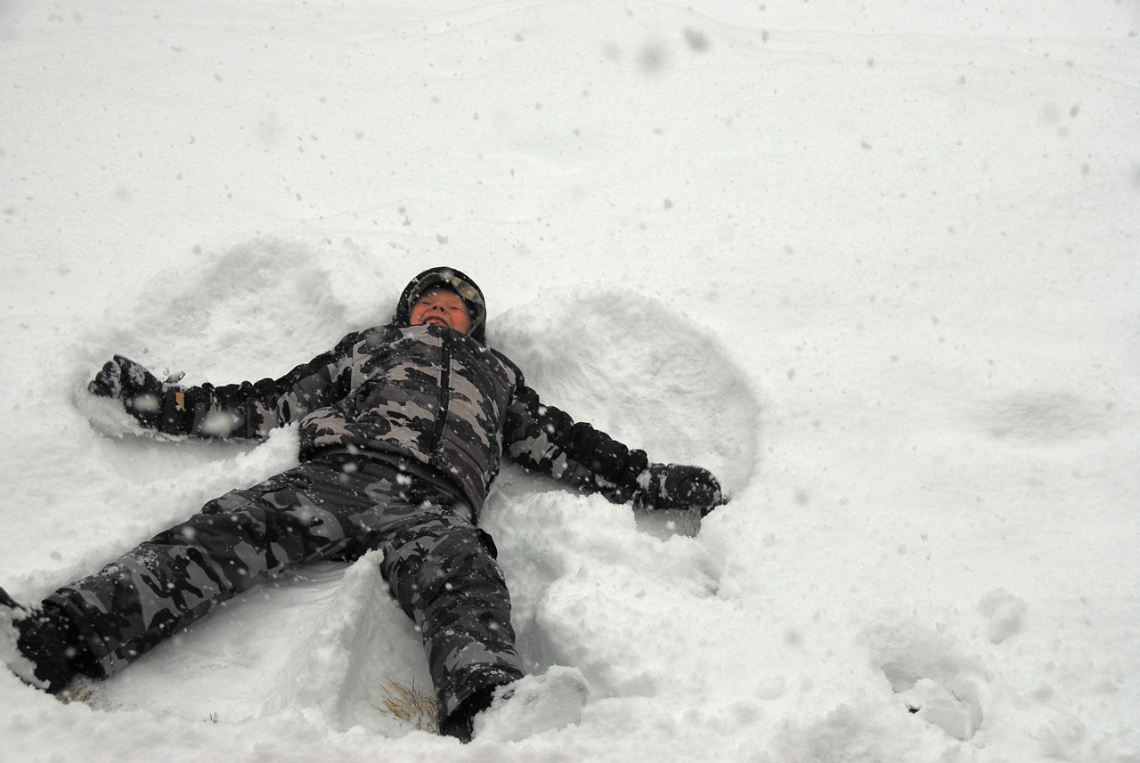 2011-01-07, 048, Connor in the snow, Saddle Brook, NJ