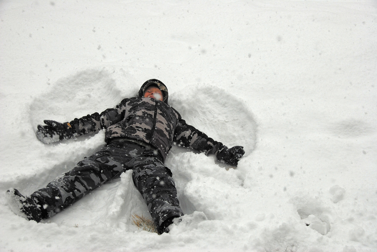 2011-01-07, 049, Connor in the snow, Saddle Brook, NJ