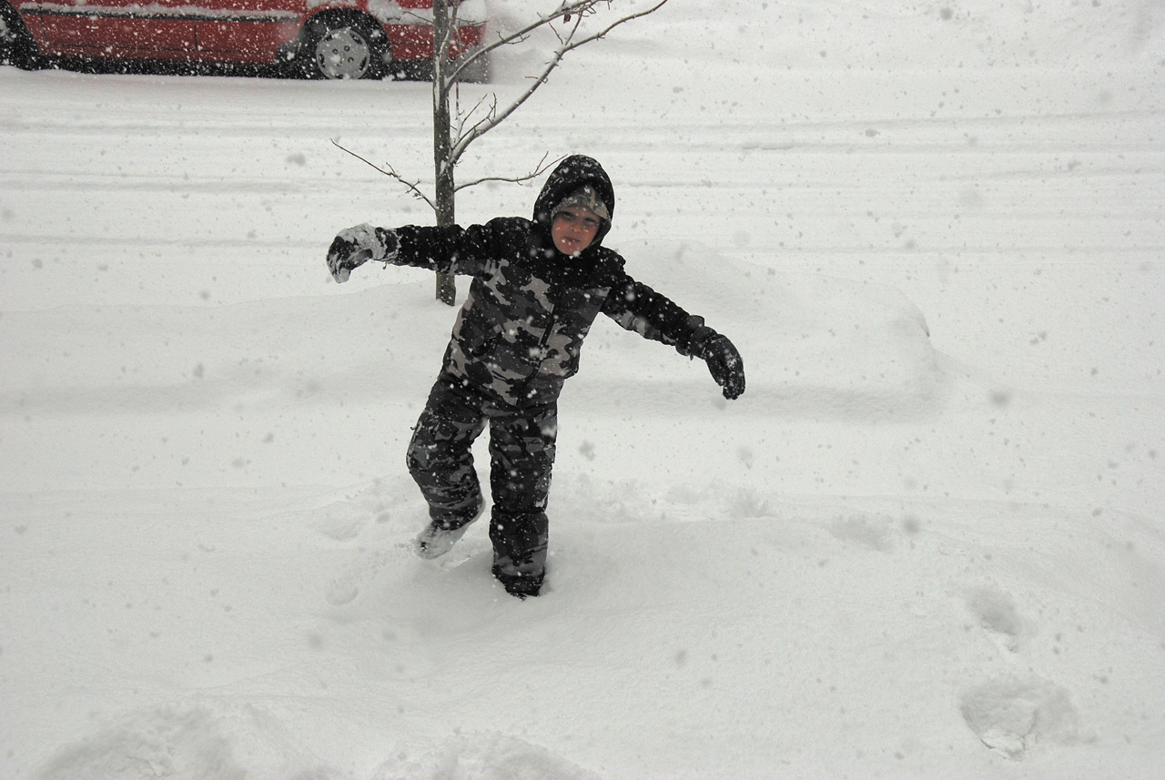 2011-01-07, 053, Connor in the snow, Saddle Brook, NJ