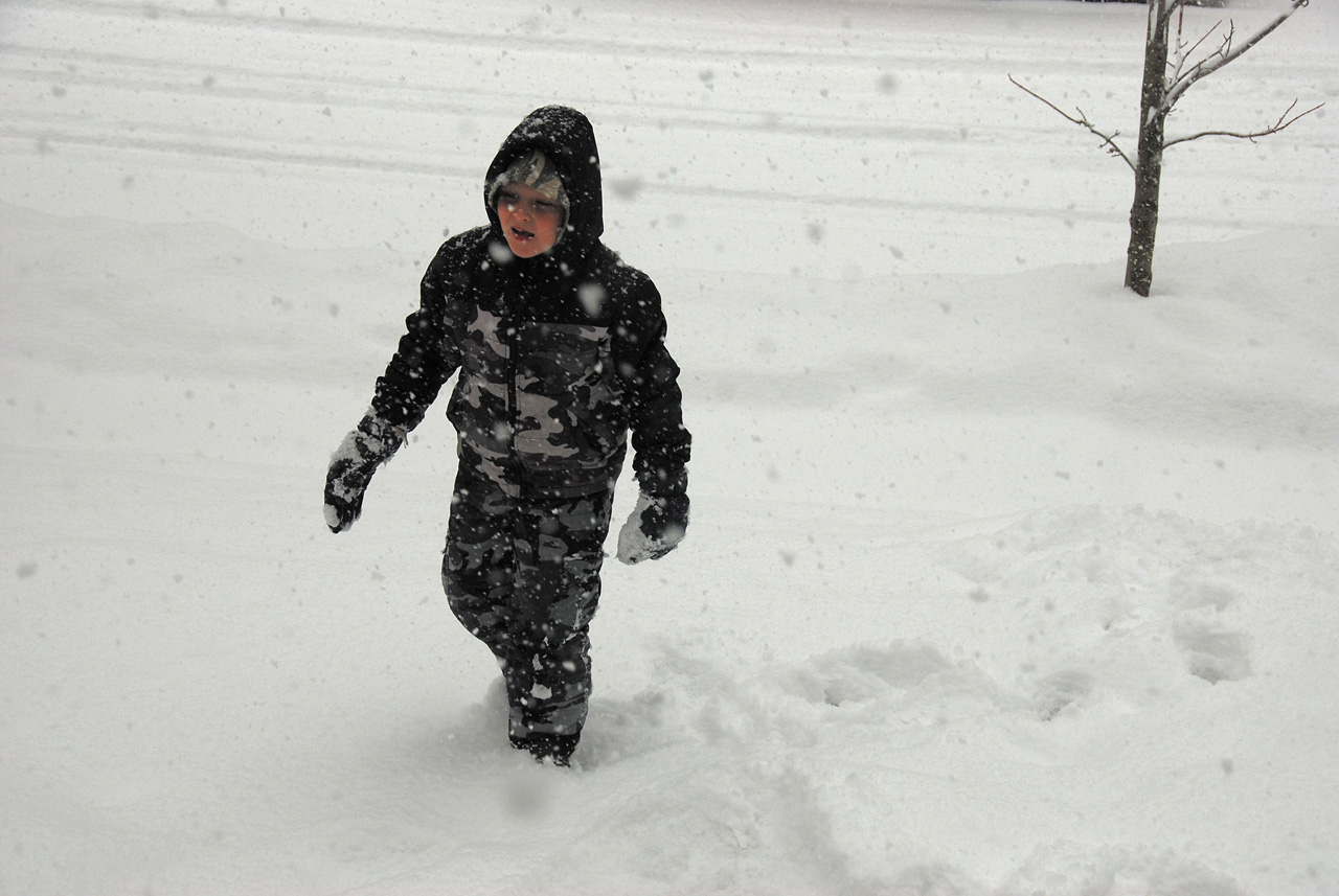 2011-01-07, 056, Connor in the snow, Saddle Brook, NJ