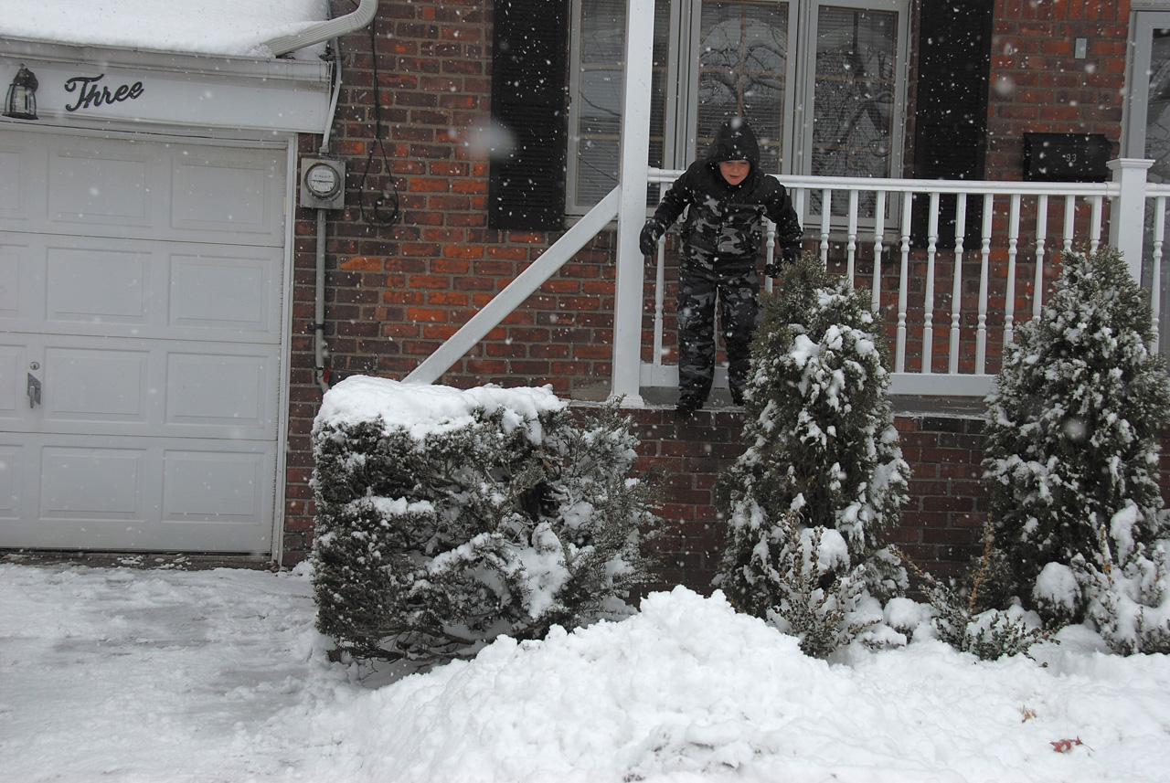 2011-01-07, 064, Connor in the snow, Saddle Brook, NJ