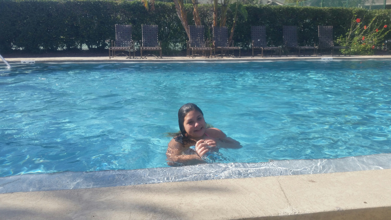 2016-12-28, 001, Kaitlyn in Pool