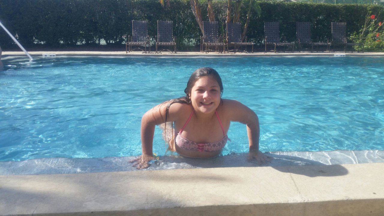 2016-12-28, 002, Kaitlyn in Pool