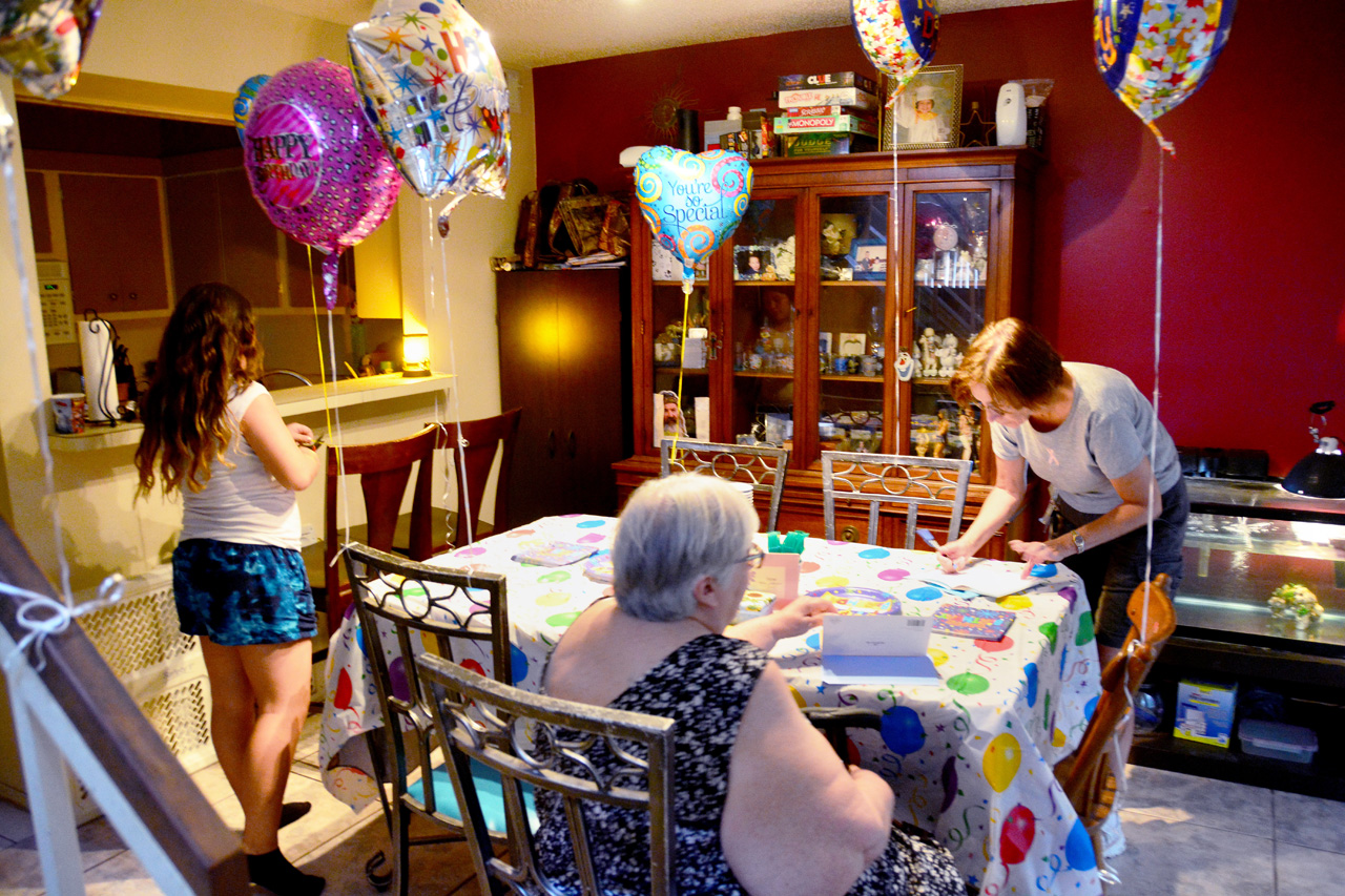 2017-05-20, 004, Irene Cocchiara's 90th Birthday, Kaitlyn, Janice, Linda