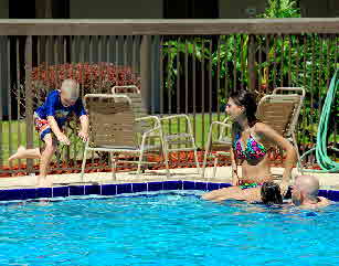 2010-04-09, 018, Family at Hotel Pool, Florida
